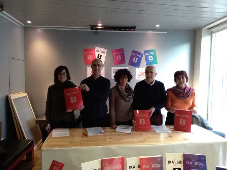 Pantxika Paterne (proiektu zuzendaria),  Joseba Garai (AEK), Maider Hegi IEHko AEK lehendakaria, Beñat Arrabite (EEPko lehendakaria) eta Aines Dufau (Ikas zuzendaria). 