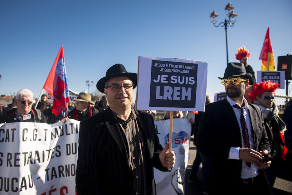 Nombreux étaient les manifestants à brandir des pancartes à l’attention de LREM. © Guillaume Fauveau