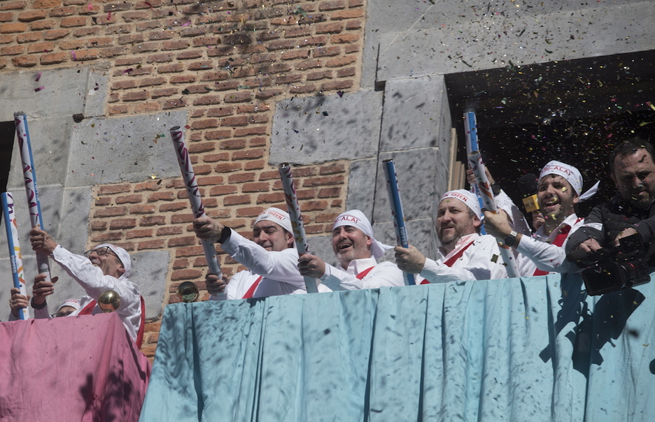 Kalean ez ezik, balkoietan ere izan da jaia. (Jagoba MANTEROLA / FOKU)