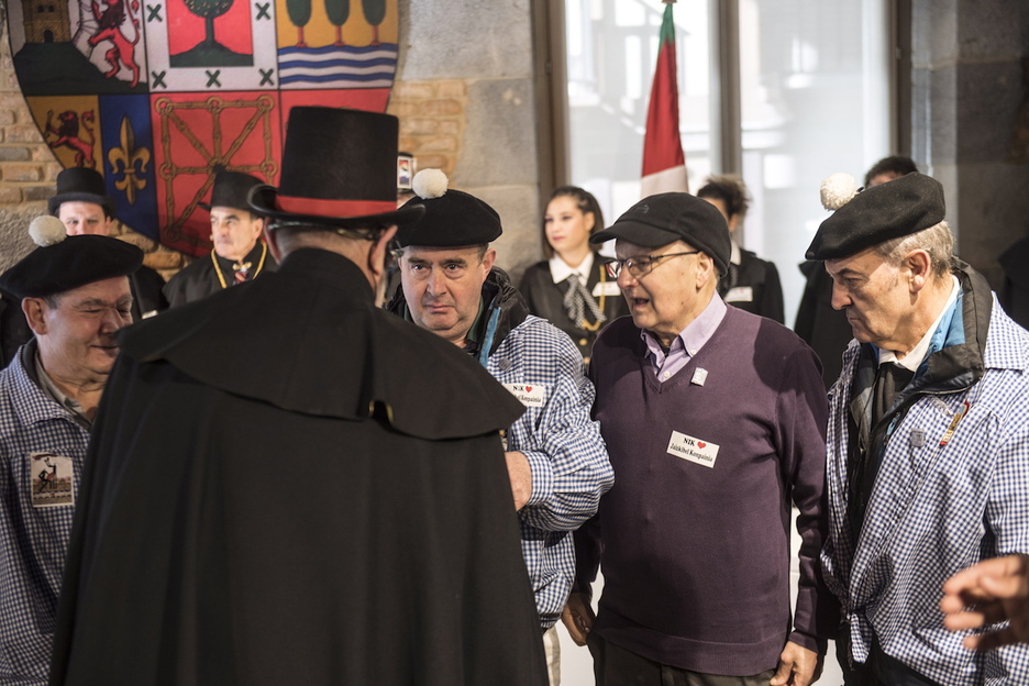 Jaizkibel konpainairi babesa adierazi diote Tolosako herritarrek. (Jagoba MANTEROLA / FOKU)