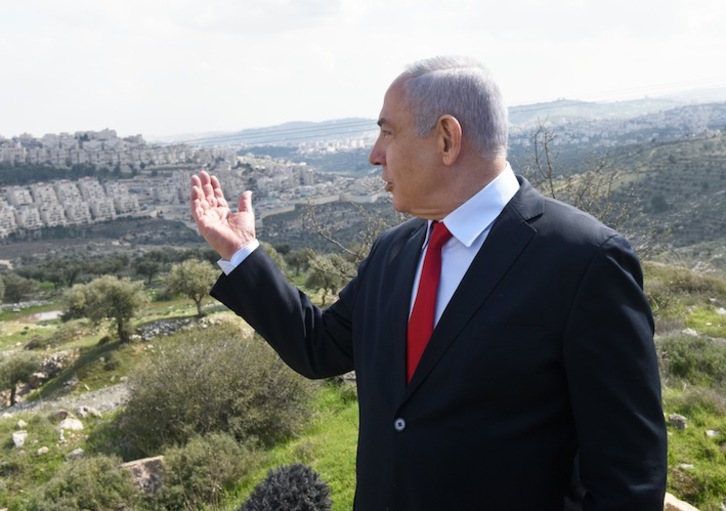 Benjamin Netanyahu señala la colonia de Har Homa. (Debbie HILL / AFP)