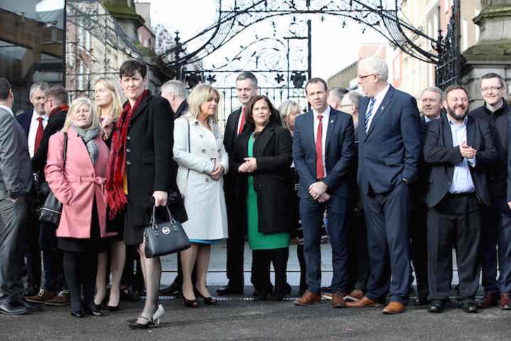 McDonald y el grupo parlamentario de Sinn Féin, antes de entrar al Parlamento. (Paul FAITH/AFP)