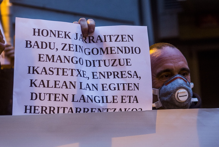 Un vecino expresa su preocupación en la manifestación del pasado sábado.     (Luis JAUREGIALTZO I FOKU)