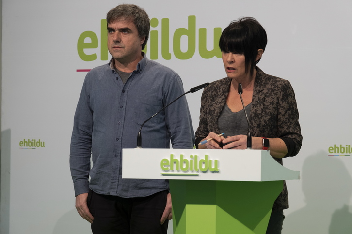 Mikel Otero eta Maddalen Iriarte legebiltzarkideek agerraldia egin dute gaur. (Jon URBE / FOKU)