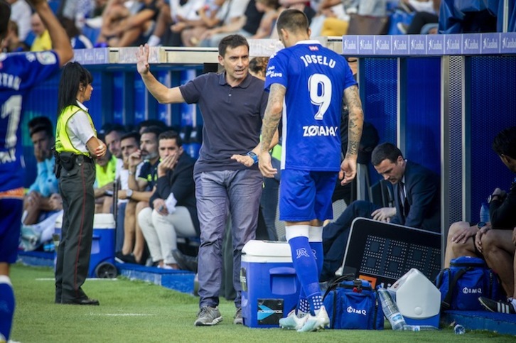 Asier Garitano da instrucciones a Joselu en el partido frente al Espanyol. (Jaizki FONTANEDA / FOKU)