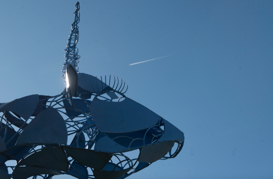 Una de las piezas más llamativas es su vaca azul de cinco metros y 2.000 kg de peso. (Jagoba MANTEROLA I FOKU) Una de las piezas más llamativas es su vaca azul de cinco metros y 2.000 kg de peso. (Jagoba MANTEROLA I FOKU)