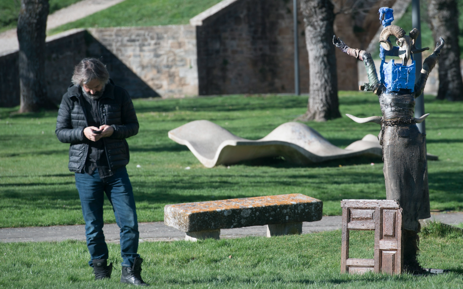 El segundo de los crómlech se ha instalado en el exterior. De mayor tamaño, cuenta con un diámetro de 10 metros y casi un centenar de piezas de madera únicas.(Jagoba MANTEROLA I FOKU) El segundo de los crómlech se ha instalado en el exterior. De mayor tamaño, cuenta con un diámetro de 10 metros y casi un centenar de piezas de madera únicas.(Jagoba MANTEROLA I FOKU)