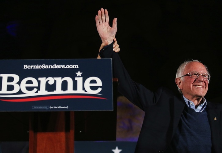El aspirannte socialista Bernie Sanders, favorito en los caucus de Nevada de hoy, en el cierre de campaña en Las Vegas. (Mario TAMA-AFP) 