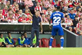 Gaizka Garitano en el partido de la primera vuelta contra el Alavés en San Mamés. (Monika DEL VALLE / FOKU)