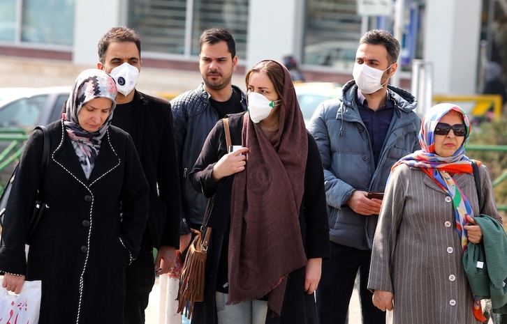 Transeúntes en Teherán con mascarillas en pleno brote del coronavirus. (Atta KENARE - AFP)