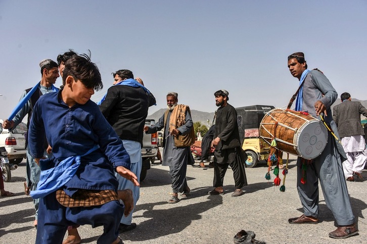 Bailes improvisados en Kandahar, sur de Afganistán, para apostar por la paz. (aved TANVEER -AFP)
