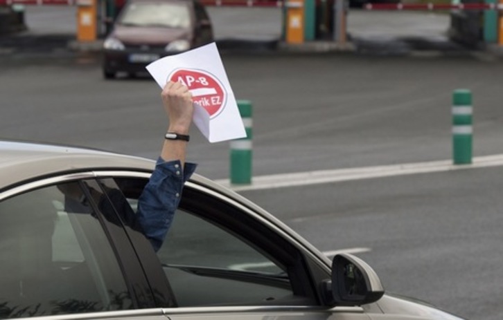 AP-8 Peajerik Ez plataformaren protesta ekimena (Monika del Valle | FOKU)