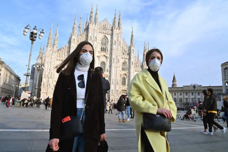 Dos mujeres con mascarillas en el centro de Milán. (Andreas SOLARO / AFP)