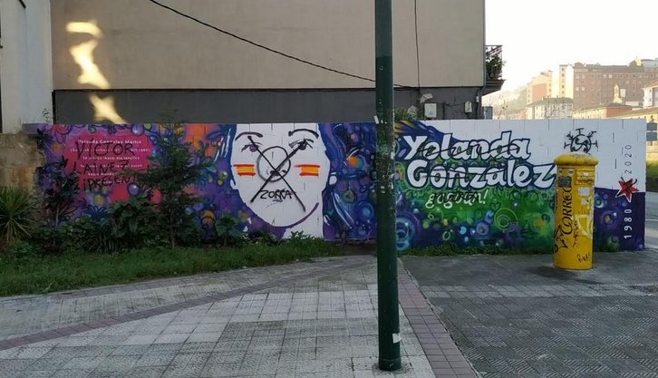 Pintadas fascistas contra un mural en recuerdo a Yolanda González.