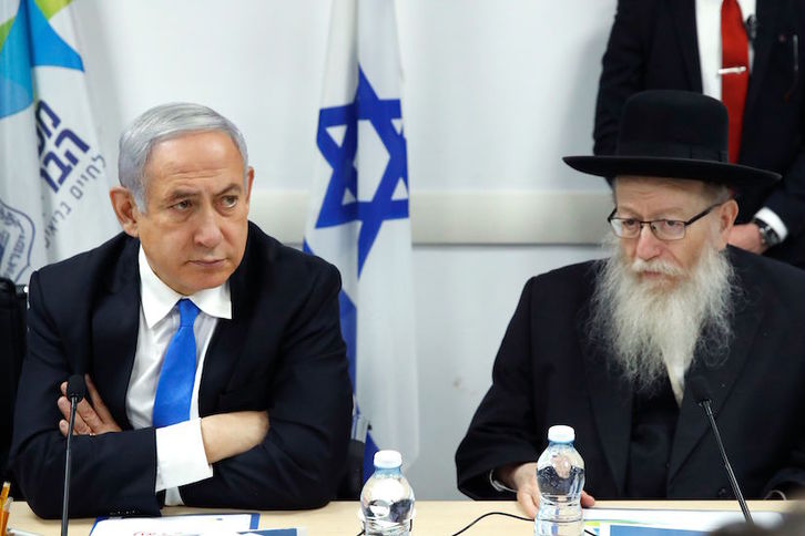 Benjamin Netanyahu junto al ministro de Sanidad, Yaakov Litzman.  (Jack GUEZ / AFP)