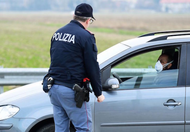 Controles por el coronavirus en el norte de Italia, zona que han visitado unos jóvenes de Nafarroa en su viaje de estudios. (Miguel MEDINA/AFP)