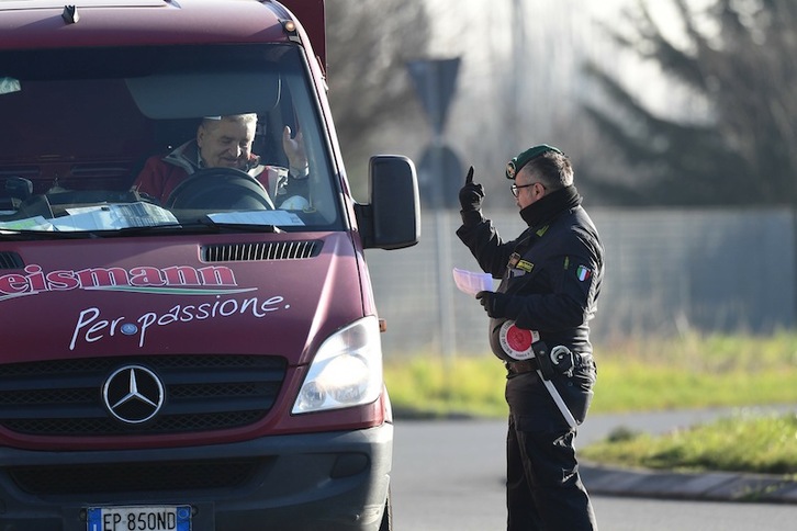 Control policial junto a Milán por el coronavirus. (Miguel MEDINA | AFP)