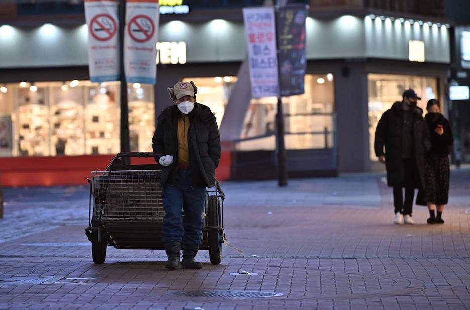 Un hombre tira de su carro en una calle casi vacía de Daegu, Corea del Sur. (JUNG YEON-JE / AFP) (