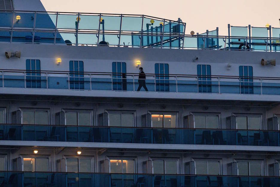Un hombre camina por un crucero en cuarentena en el puerto de Yokohama, Japón. (PHILIP FONG / AFP) Un hombre camina por un crucero en cuarentena en el puerto de Yokohama, Japón. (PHILIP FONG / AFP)