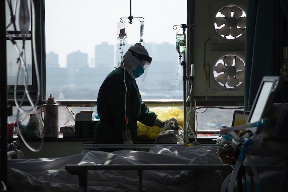 Un médico atiende a un paciente en el hospital de Wuhan, en China. (STR / AFP) Un médico atiende a un paciente en el hospital de Wuhan, en China. (STR / AFP)