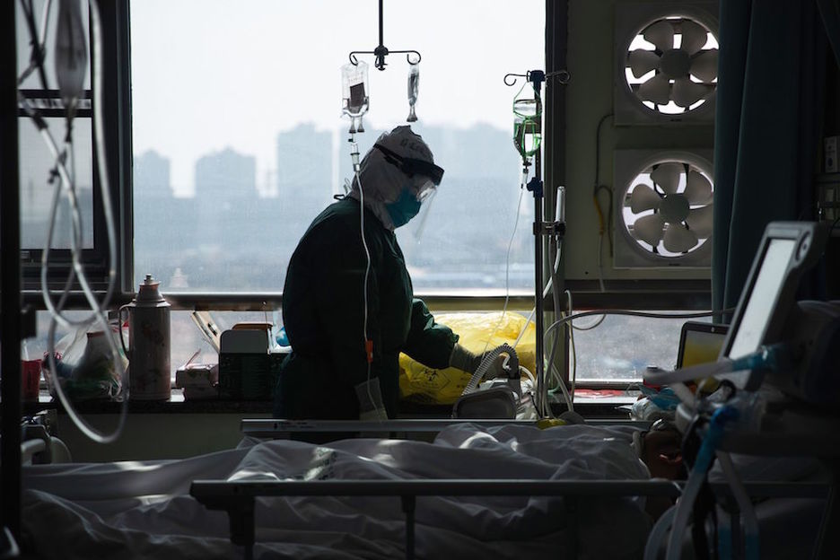 Un médico atiende a un paciente en el hospital de Wuhan, en China. (STR / AFP)