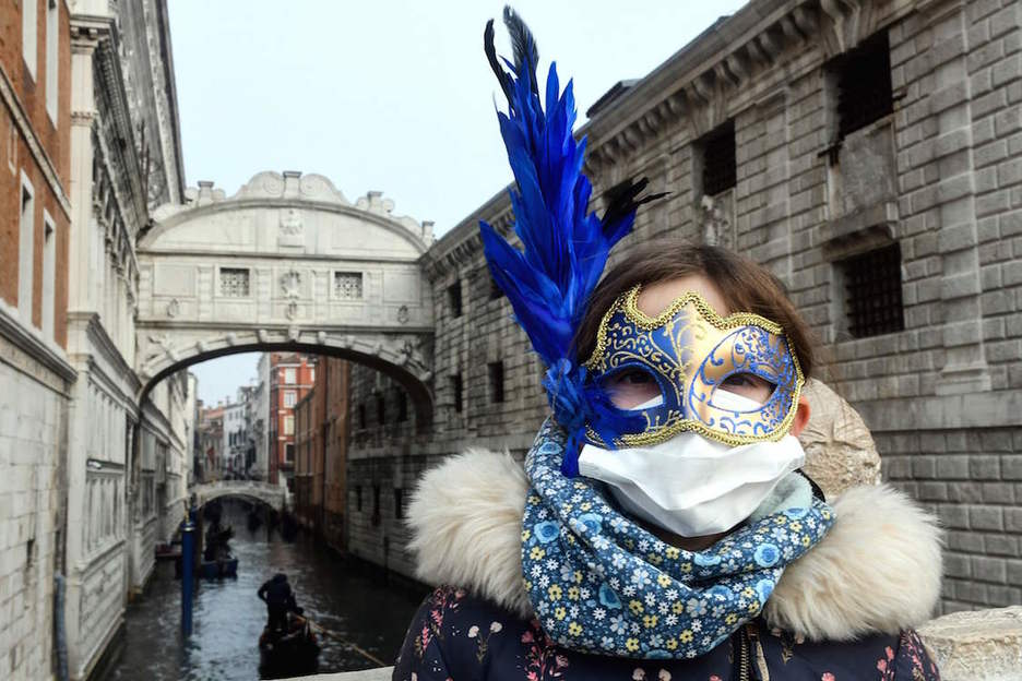 Joven turista en el carnaval de Venecia. (ANDREA PATTARO / AFP)