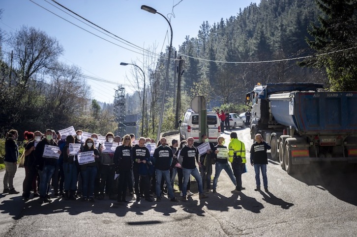 Miembros de los sindicatos ELA y LAB han realizado una concentración antes de acudir al vertedero derrumbado. (Jaizki FONTANEDA / FOKU)