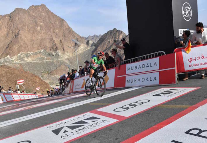 Caleb Ewan cruza la meta de Hatta Dam. (Gouseppe CACACE/AFP)