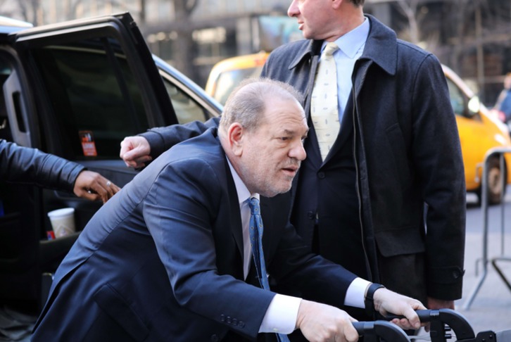 Harvey Weinstein acudió al juicio con la ayuda de un andador. (Spencer PLATT/AFP)