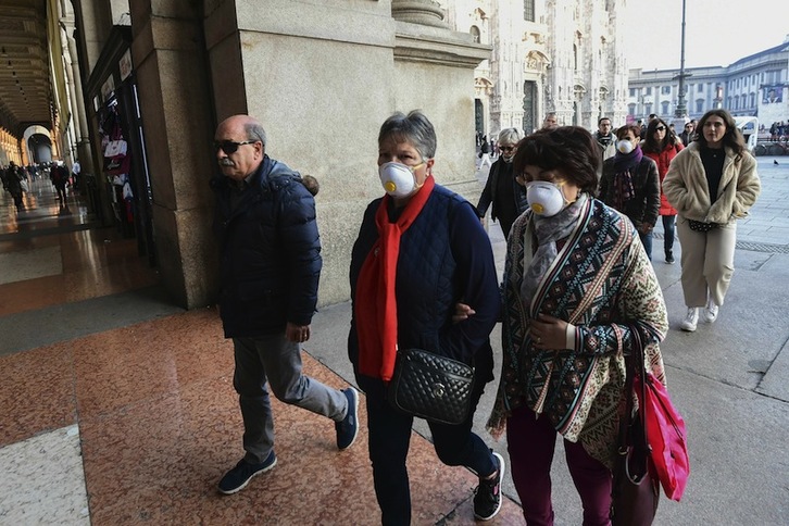 Personas con mascarillas en la Plaza del Duomo de Milán. (Miguel MEDINA | AFP)