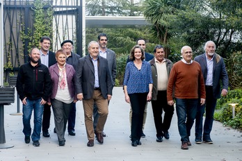 Eneko Goia Donostiako alkatearen sostengua jaso zuten Iparraldeko EAJko hautagaiek, atzo, Angelun. (Guillaume FAUVEAU)