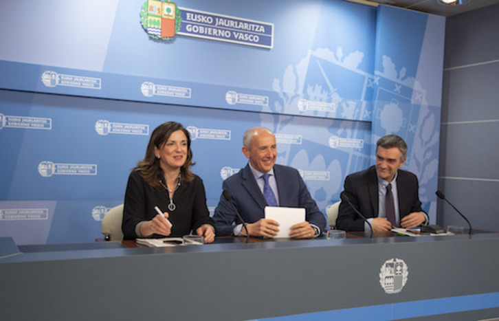 Josu Erkoreka, en el centro, en su rueda de prensa tras el Consejo de Gobierno. (IREKIA)