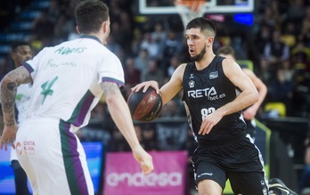 Axel Bouteille se va a Unicaja después de completar una brillante campaña en Bilbo. (Luis JAUREGIALTZO / FOKU)