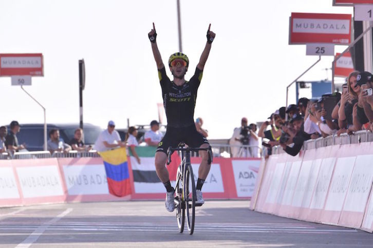 Adam Yates alza los brazos tras ganar la tercera etapa del UAE Tour. (Gouseppe CACACE/AFP)
