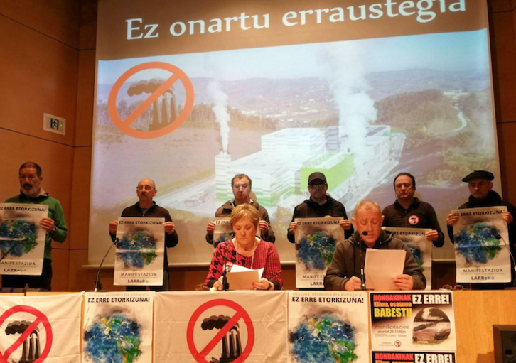 Rueda de prensa en Donostia del Movimiento contra la Incineradora de Zubieta. (@ErrausAurkMugi)
