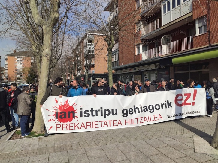 Movilización realizada este martes en la plaza 3 de Marzo de Gasteiz.