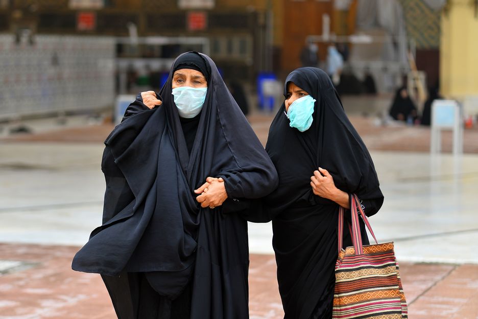 Mujeres se protegen del virus en Najaf (Irak). (Haidar HAMDANI | AFP)
