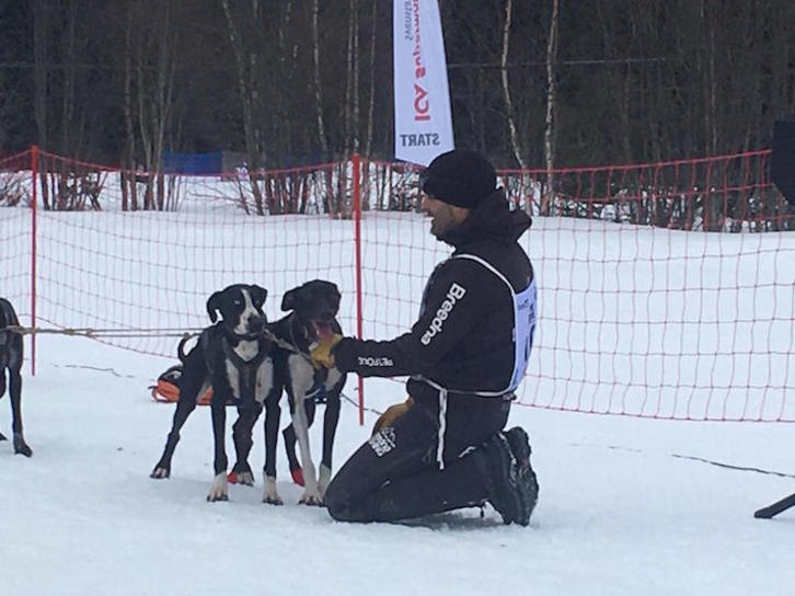 Iker Ozkoidi, junto a dos de sus perros. (DEPORTENAVARRO)