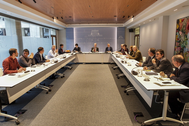 La mesa institucional de coordinación se ha reunido esta tarde en Gasteiz. (Jaizki FONTANEDA / FOKU)