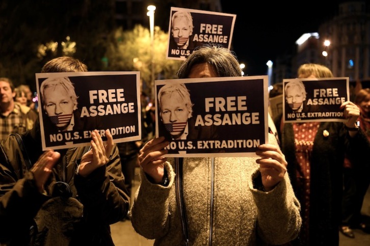 Concentración de apoyo a Julian Assange en Barcelona. (Lluis GENE / AFP)