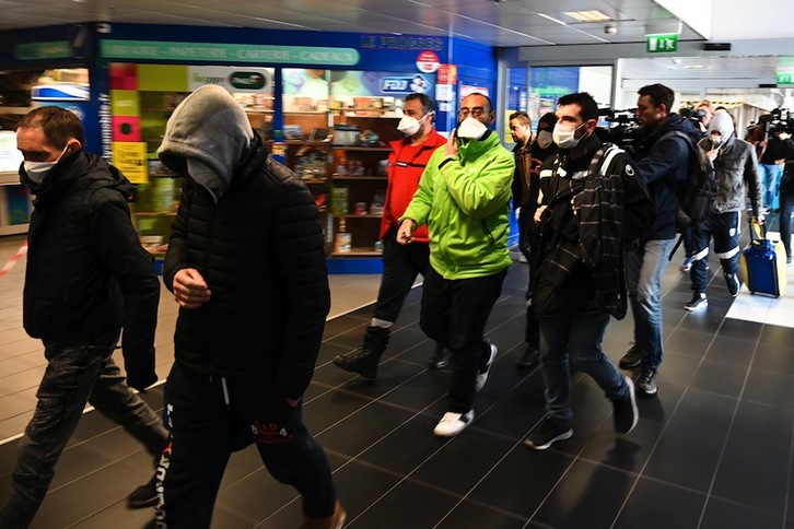 Pasajeros con mascarillas en un aeropuerto francés, tras llegar de Milan. (Jean Philippe KSIAZEK | AFP)