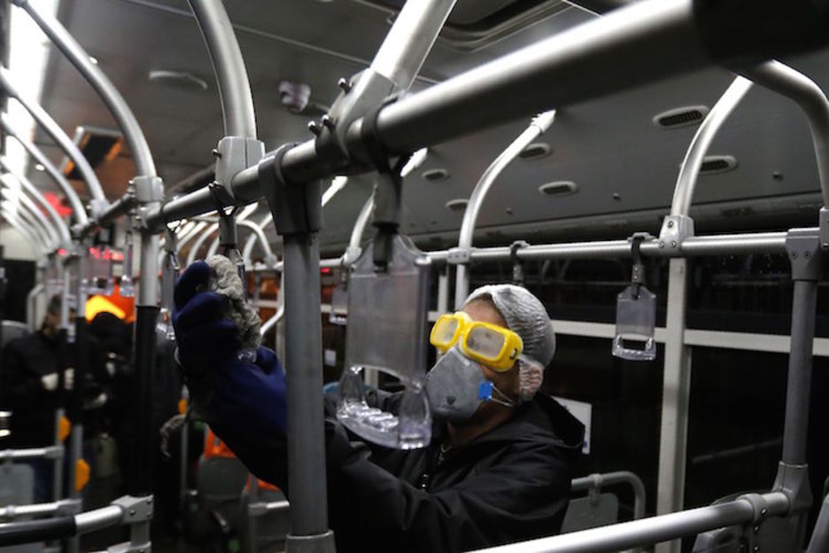Dos jóvenes iraníes con mascarillas. (Hussein FALEH / AFP) Dos jóvenes iraníes con mascarillas. (Hussein FALEH / AFP)