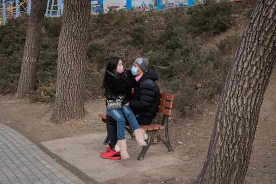 Una pareja en un parque de Pekín. (Nicolas ASFOURI/AFP)