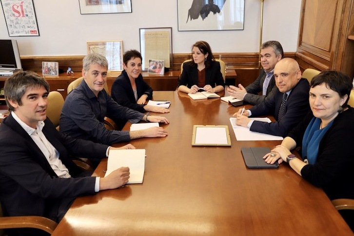La delegación de EH Bildu a la izquierda y la del PSOE a la derecha. (EH Bildu)