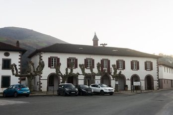 A la fin des prise de paoles, U. Barkos s'est vu remettre une plaque des mains de J-M Coscarat, avant de visiter l'église de la commune bas-navarraise. © Isabelle Miquelestorena