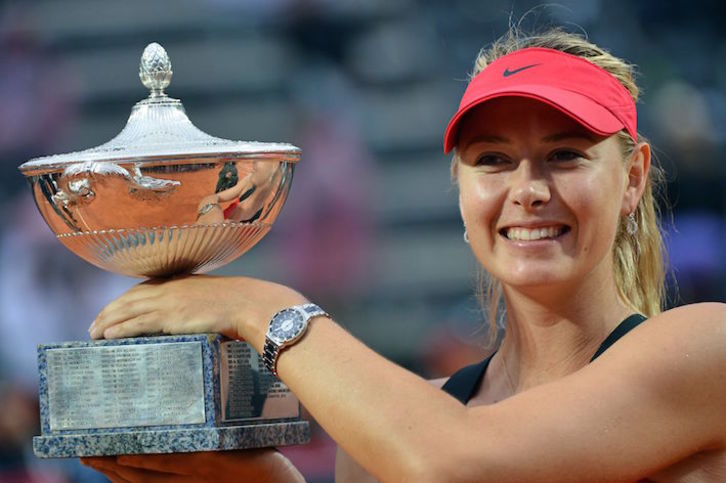 Sharapova, con uno de sus muchos trofeos. (Andreas SOLARO/AFP)