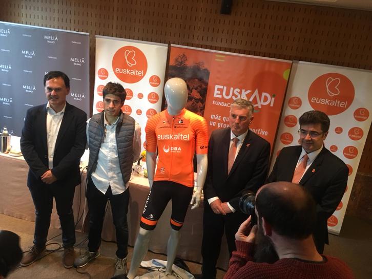 Responsables del equipo Euskadi y de la compaía Euskaltel han presentado el nuevo maillot. (@HamaikaTb)
