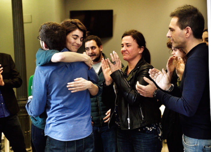 Abrazo entre Lander Martínez y Rosa Martínez tras anunciar el primero su dimisión. (FOKU)