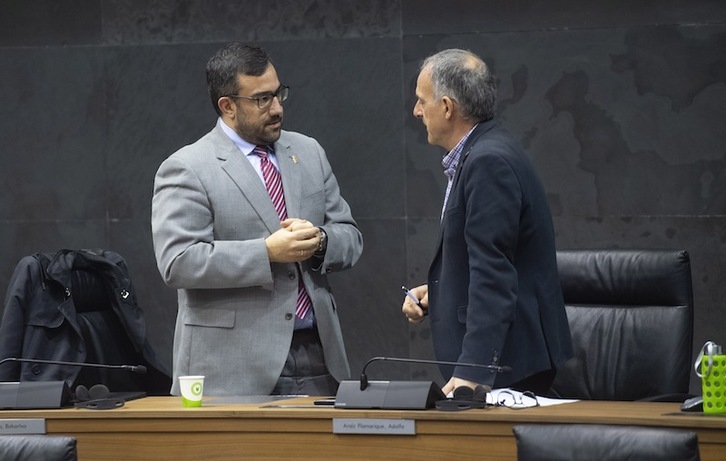 El vicepresidente Remírez y Araiz (EH Bildu) conversan en el pleno. (Jagoba MANTEROLA | FOKU)
