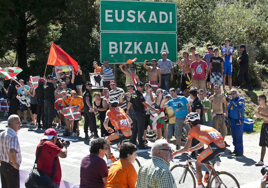 Verdugo eta Anton, 2011ko Vueltan Euskal Herrian sartzen. (Jon HERNAEZ / FOKU)